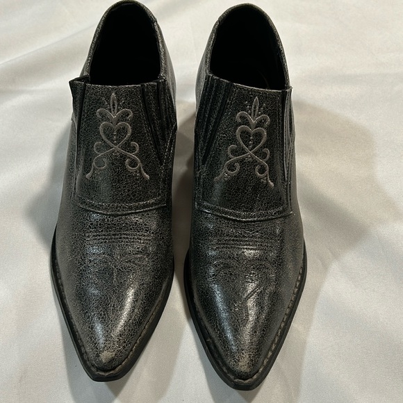 Durango Shoes - VINTAGE DURANGO POINTED TOE ANKLE BOOTIES IN A CRACKED PEPPER COLOR IN SIZE 9.5